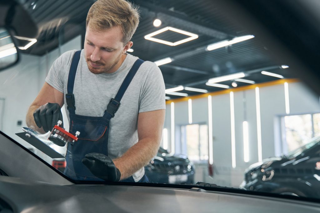Steinschlag in der Windschutzscheibe beseitigen: Ihr Autoglaser in Brühl