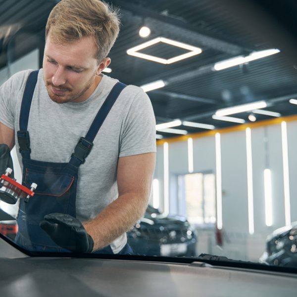Steinschlag in der Windschutzscheibe beseitigen: Ihr Autoglaser in Brühl